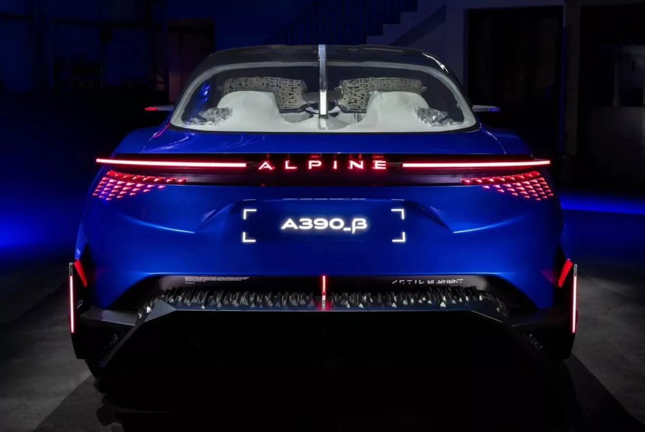 SUV conceito da Alpine azul com fundo preto destacando a traseira