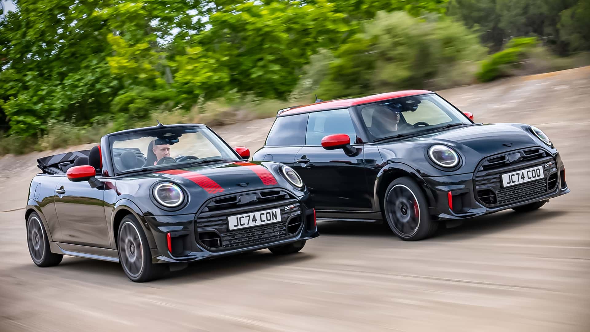 Novos Mini JCW pretos com detalhes vermelhos nas versões de três portas e conversível andando