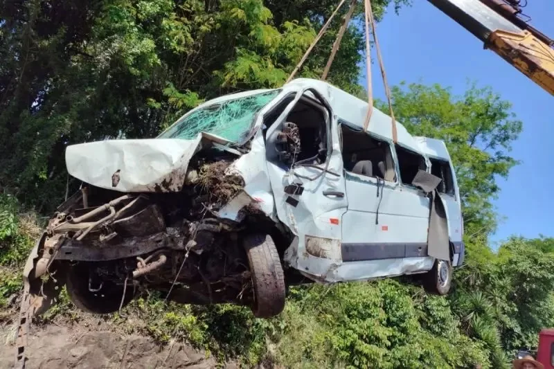 Van da Banda Nave Som após sofrer acidente em Santa Catarina e presa em um andaime