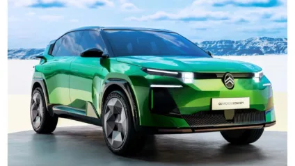 Novo Citroën C5 Aircross Concept verde parado com fundo azulado e branco