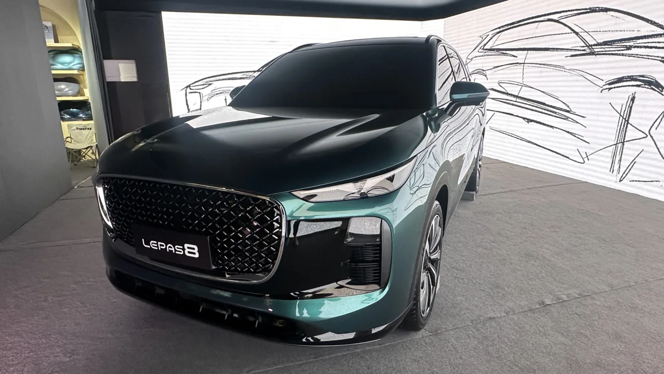 Chery Lepas 8 verde de frente em um fundo com desenhos do SUV que parece um Porsche Cayenne