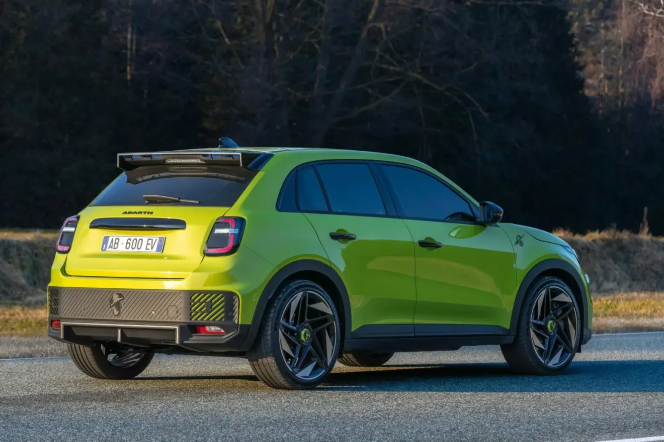 Abarth 600e amarelo em foto parado de traseira com árvores ao fundo