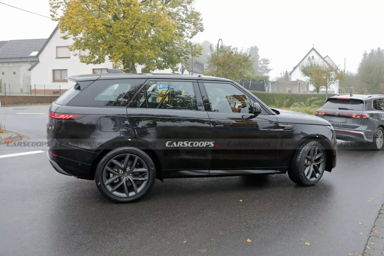 Land Rover Range Rover Sport elétrico preto visto de lado andando em uma rua