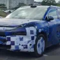 Dianteira do novo BYD Tang L camuflado de azul e branco