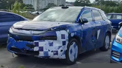 Dianteira do novo BYD Tang L camuflado de azul e branco