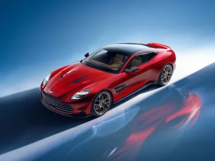 A esportividade do Aston Martin Vanquish 2025 vermelho em 3x4 dianteiro com fundo azul