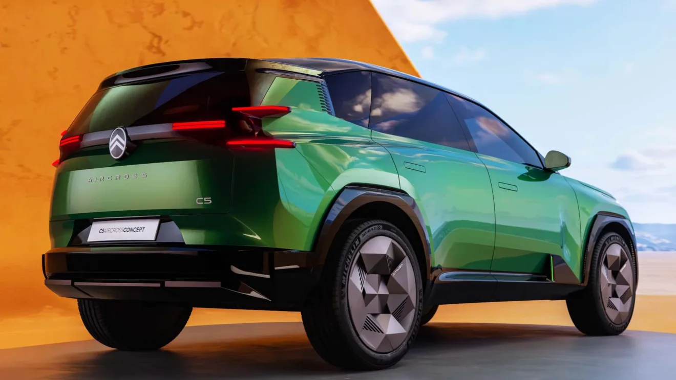 Traseira e lateral do novo Citroën C5 Aircross verde com fundo bege