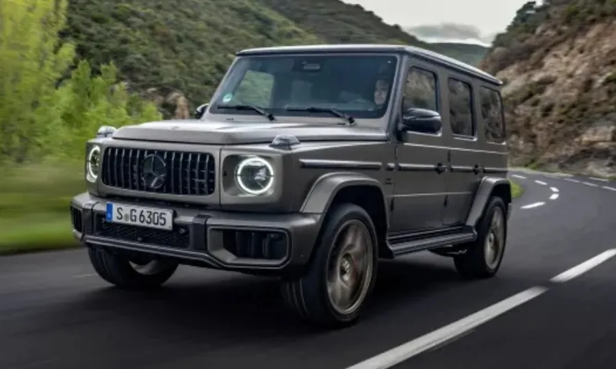 Novo Mercedes-AMG Classe G63 2025 cinza andando em uma pista com montanha ao fundo