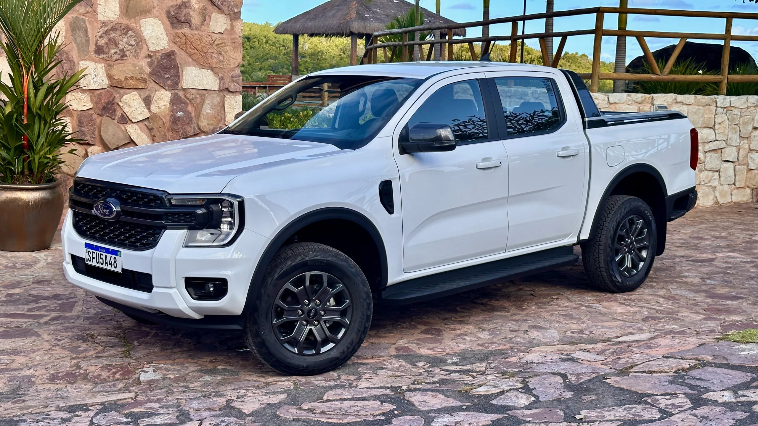 Ford Ranger Black branca de frente em um estacionamento de pedra - Aumento de preço Ford Ranger 2026