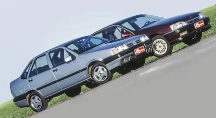 Fiat Tempra prata ao lado de ums Chevrolet Omega bordô com placas da revista Quatro rodas