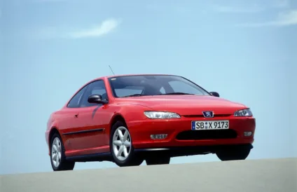 O design Pininfarina Peugeot 406 Coupé vermelho em foto de frente com o céu azul