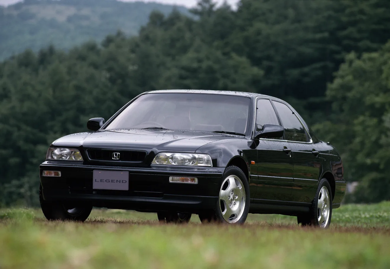 Honda Legend em foto estática na posição 3x4 frontal