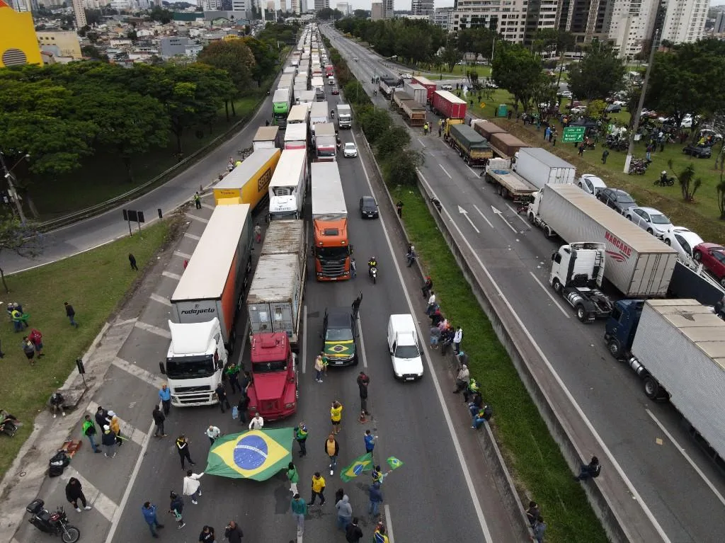 Bloqueio de tráfego em via por meio de caminhões estacionados