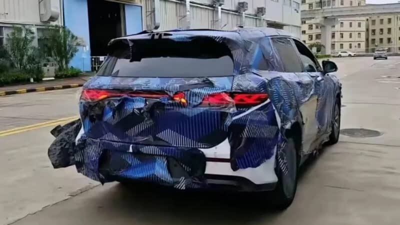 Flagra do novo BYD Tang L de trás com camuflagem azul e parte branca