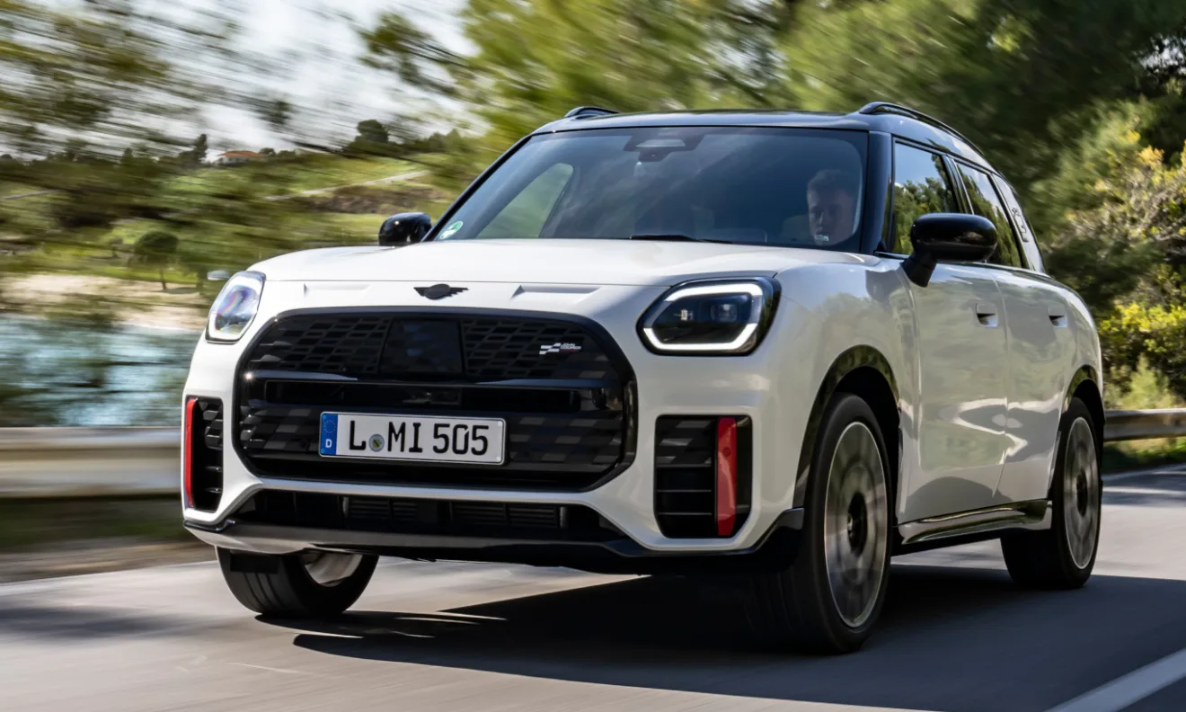 Mini Countryman banco de frente correndo