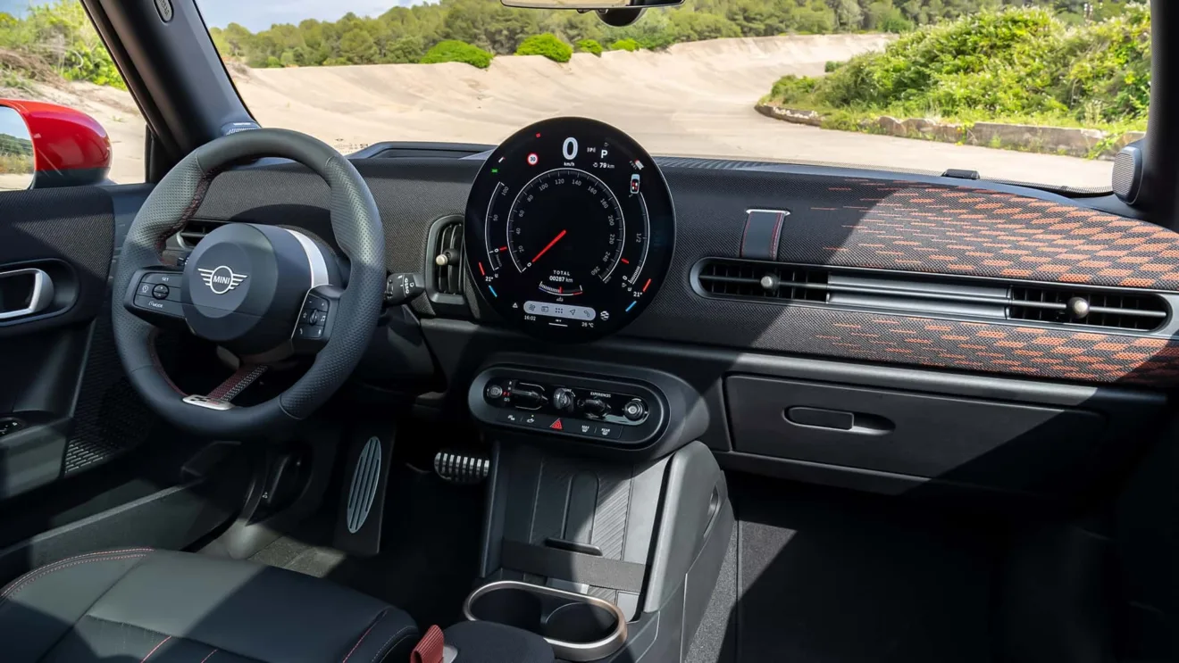 Interior dos novos Mini JCW com painel central ligado e fundo claro