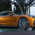 Novo Porsche Panamera laranja em foto estática sobre chão de vidro