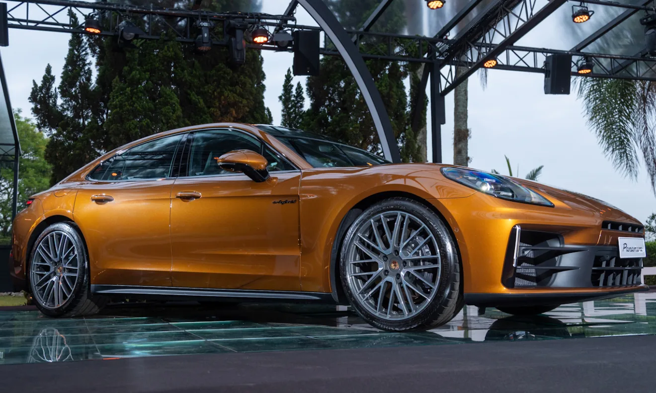 Novo Porsche Panamera laranja em foto estática sobre chão de vidro