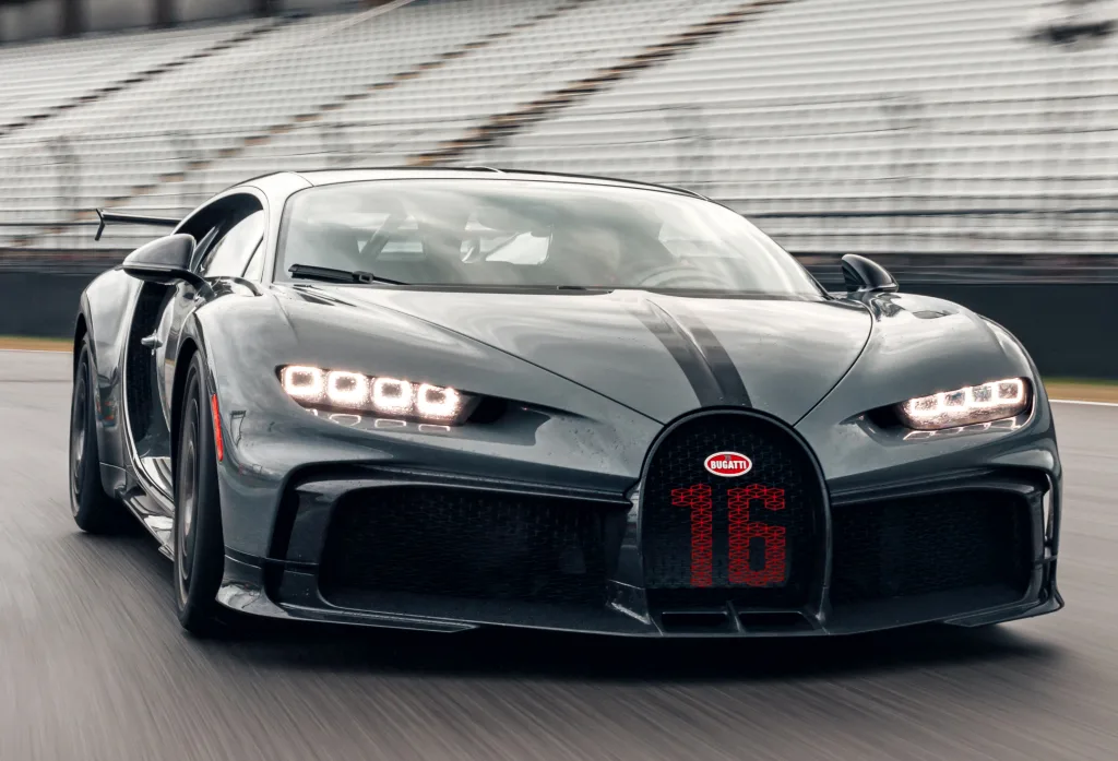 Bugatti Chiron Pur Sport preto em foto de movimento na pista com arquibancadas ao fundo