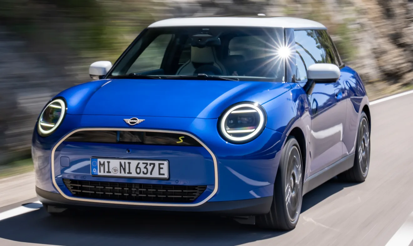 Novo Mini Cooper SE Elétrico azul visto de frente andando