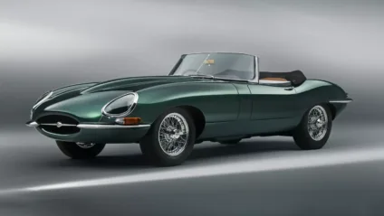 Jaguar E-Type verde em foto estática de dianteira com o chão e o fundo em cinza