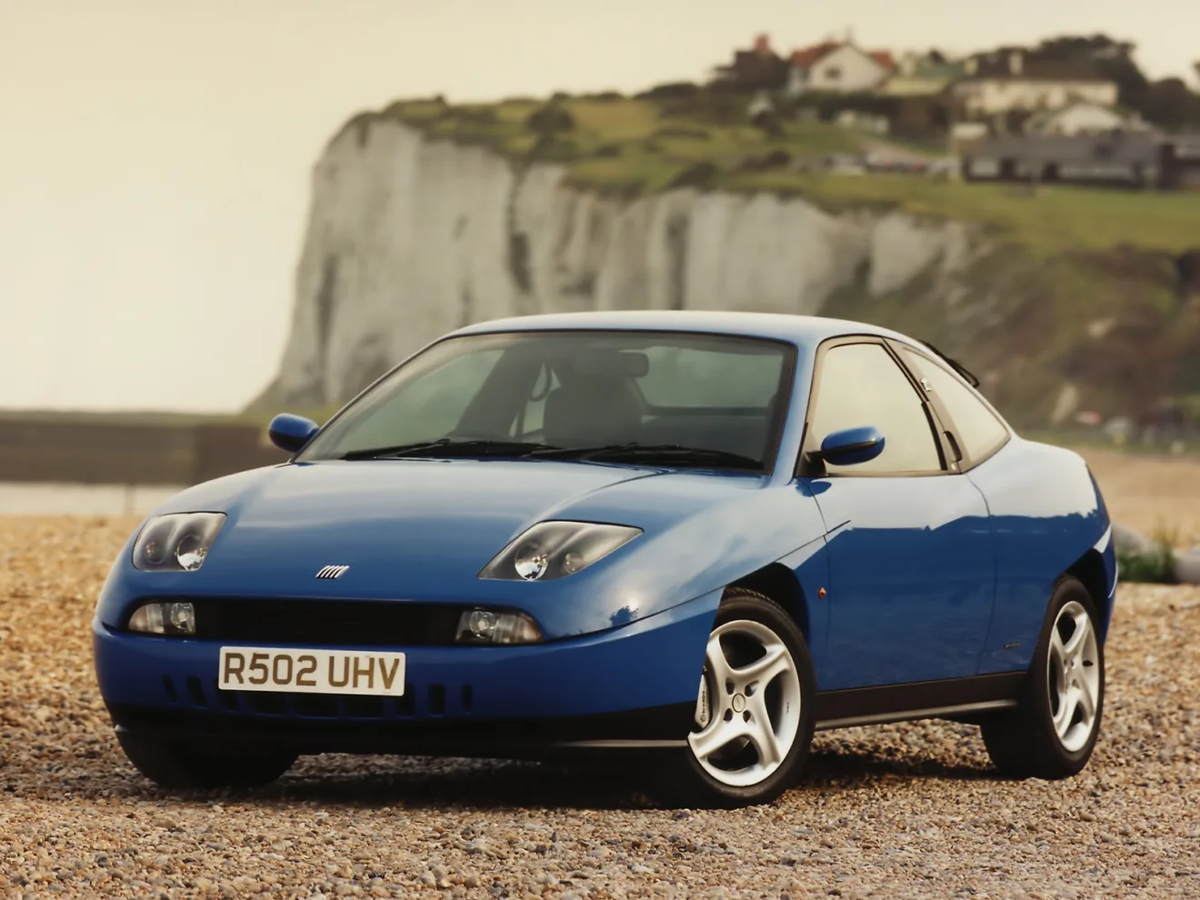 Fiat Coupé azul em 3x4 dianteira