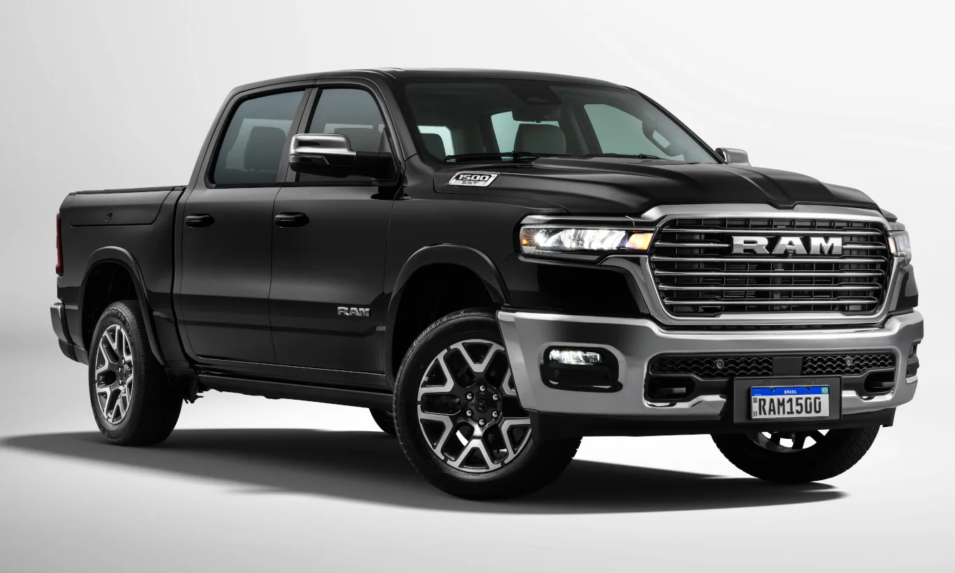 Caminhonete Ram 1500 Laramie 2025 preta em foto parada de frente com fundo bracno [Divulgação]