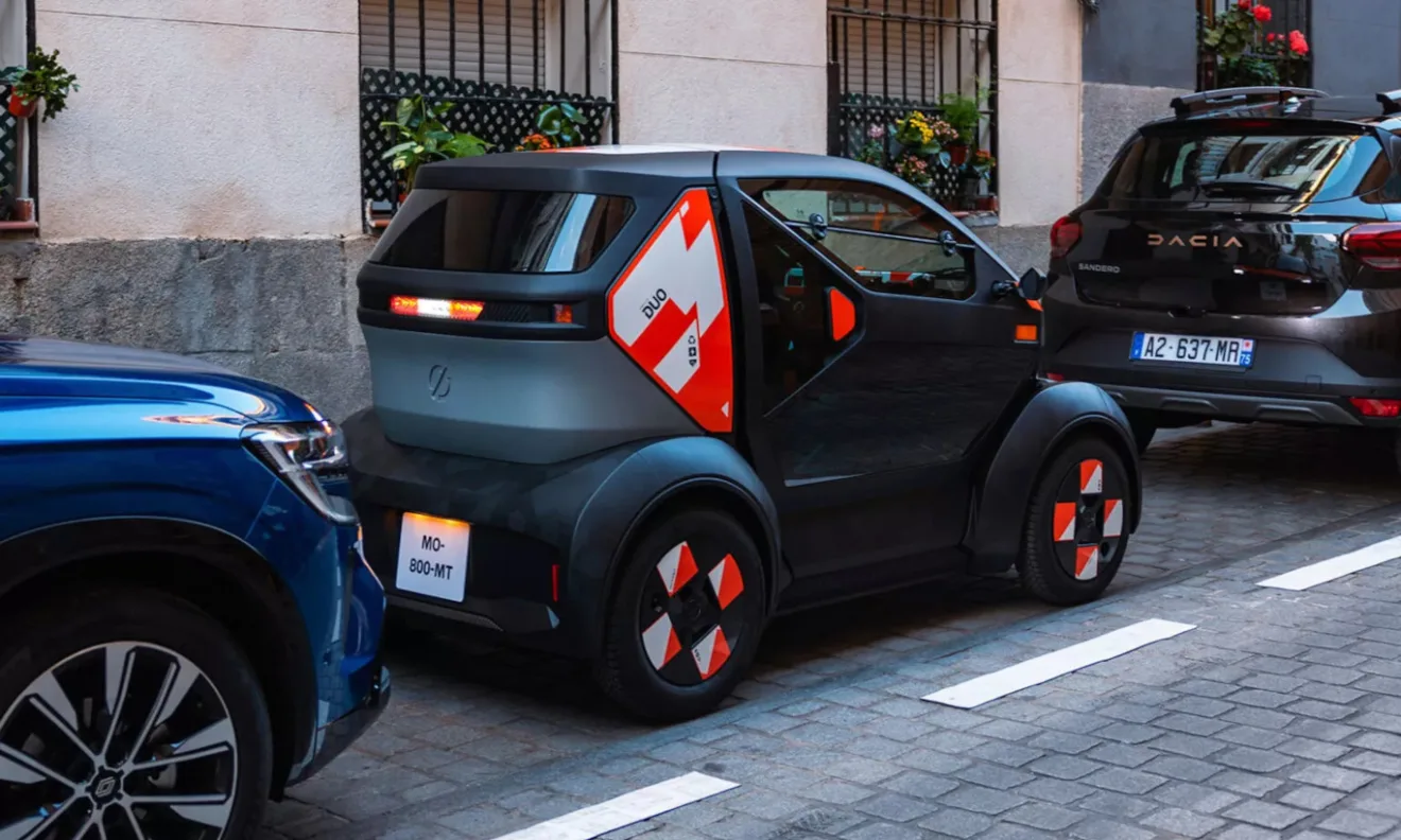 Carro elétrico da Renault estacionado atrás de um Dacia Sandero [divulgação]