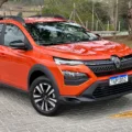 Renault Kardian manual laranja estacionado