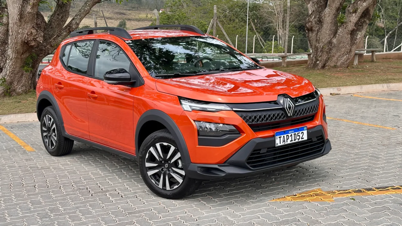 Renault Kardian manual laranja estacionado