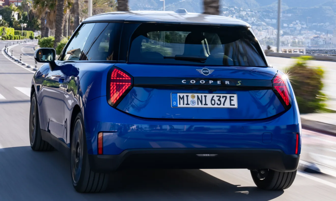 Vista da traseira do novo Mini Cooper SE elétrico azul andando