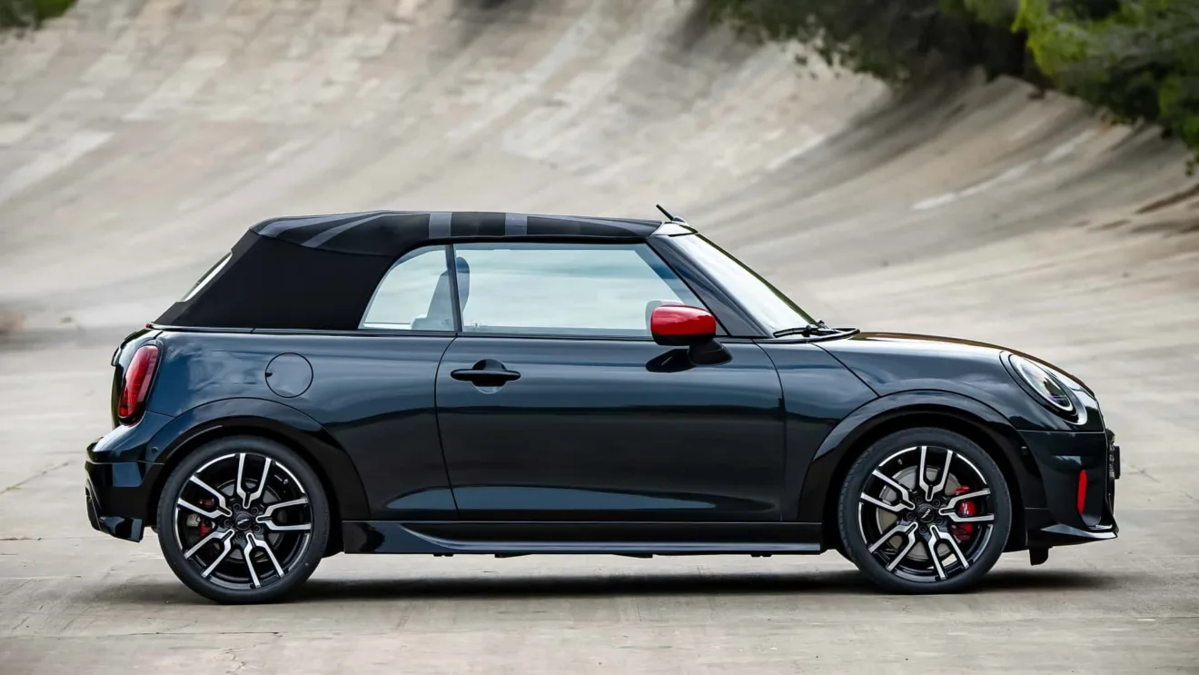 Novo Mini JCW preto conversível com teto fechado parado em uma pista