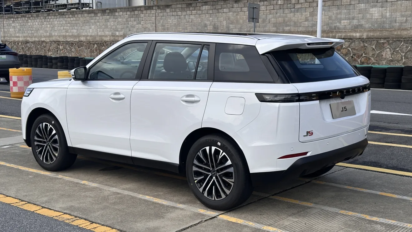 Jaecoo 5 em foto estática de lateral na pista