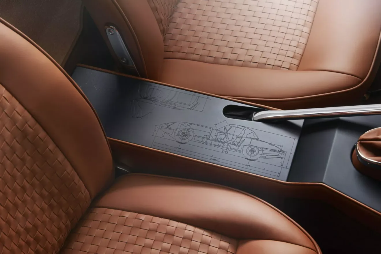 Imagem do Jaguar E-Type Série I aparece no console central entre os dois bancos dianteiros
