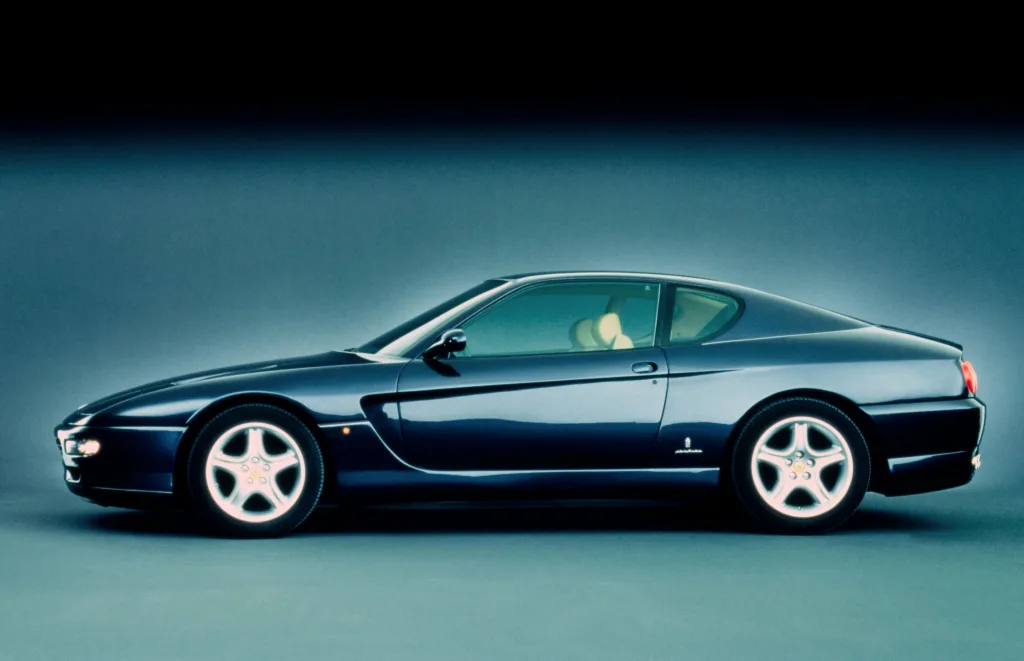 O design Pininfarina da Ferrari 456 GT azul com fundo e chão verde e carroceria pintada de azul