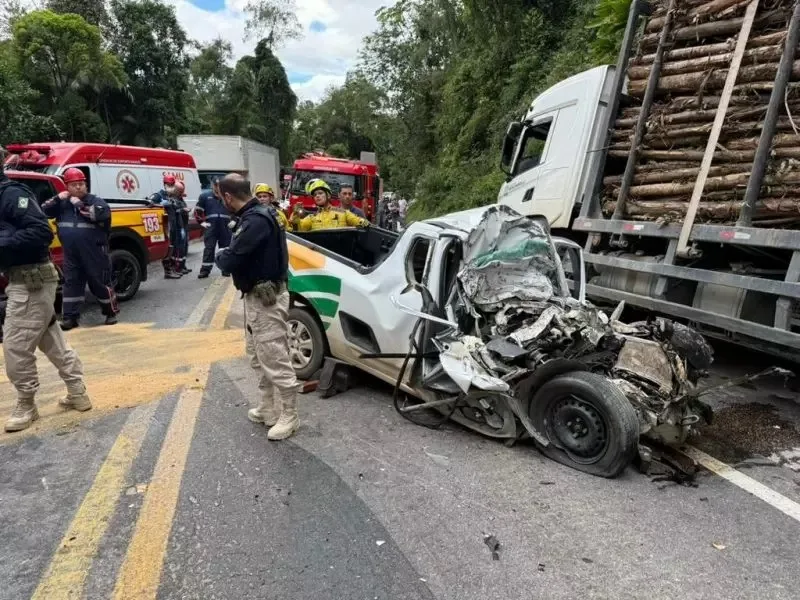 Acidente de carro envolvendo uma Chevrolet Montana prata e um caminhão branco em Florianópolis