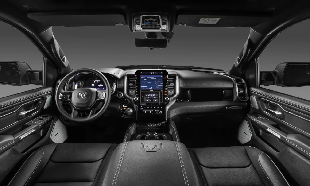 Interior escurecido da caminhonete Ram 1500 Laramie Night Edition 2025  [Divulgação]