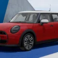 Novo Mini Cooper S de cinco portas vermelho com teto branco e fundo azulado