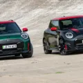 Novos carros da Mini, John Cooper Works Eletric e John Cooper Works Aceman estacionados [divulgação]