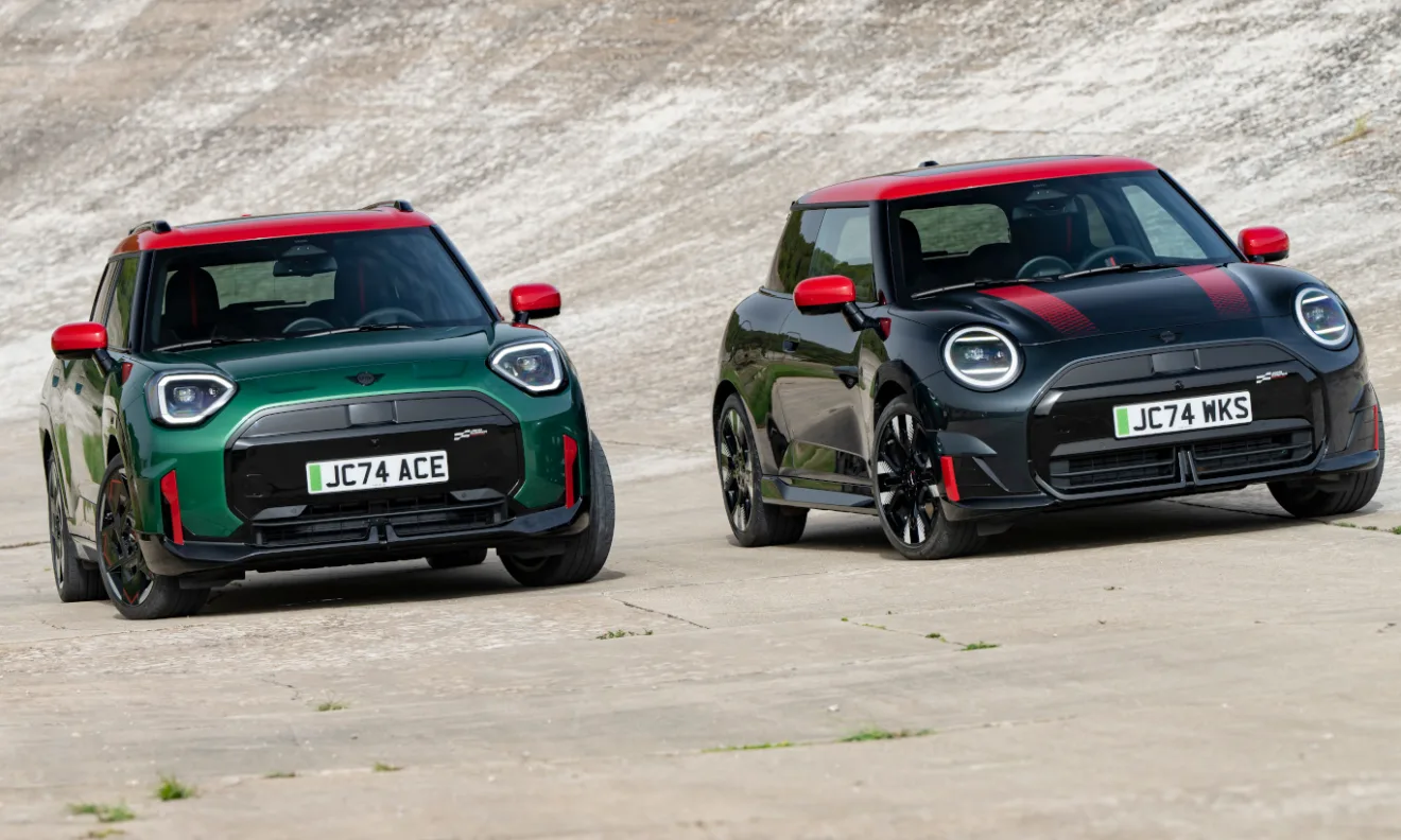 Novos carros da Mini, John Cooper Works Eletric e John Cooper Works Aceman estacionados [divulgação]