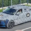 Basalt gigante, novo DS8 roda camuflado em teste [reprodução/CarScoops]