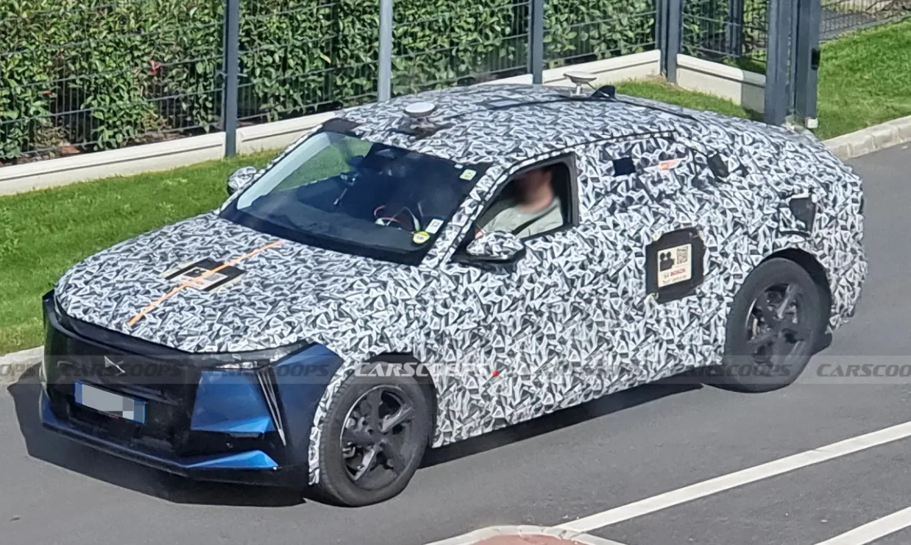 Basalt gigante, novo DS8 roda camuflado em teste [reprodução/CarScoops]