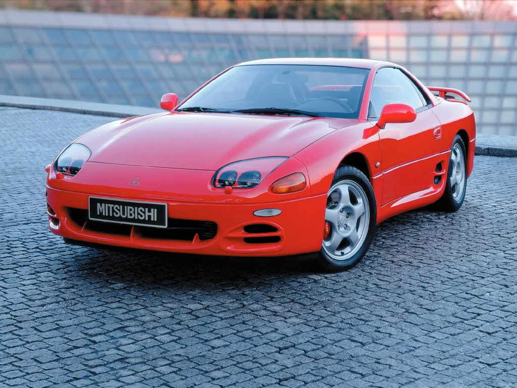Mitsubishi 3000 GT vermelho dos anos 1990 em foto de divulgação 3x4 frente