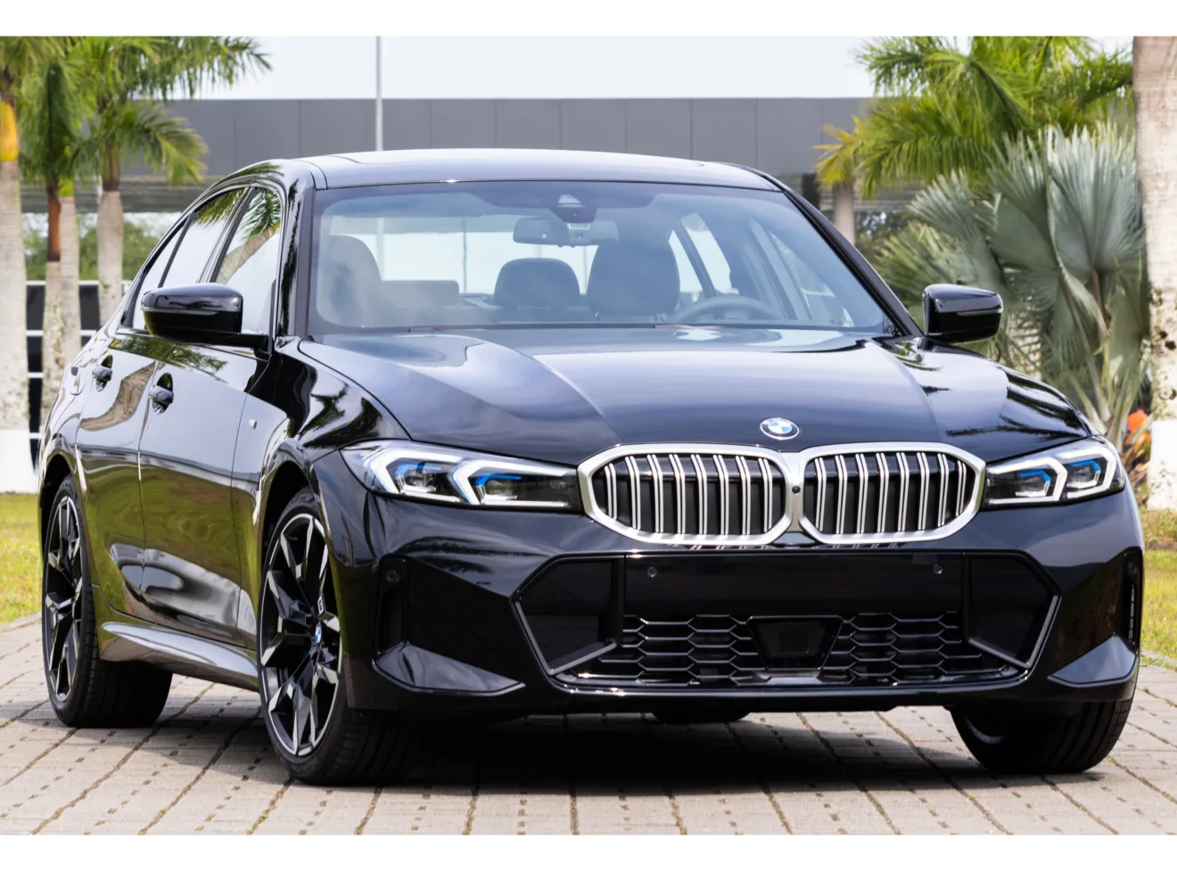 Novo BMW Série 3 preto parado de frente com árvores ao fundo é um dos carros supervalorizados no Brasil