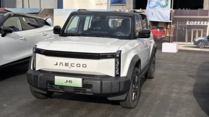 SUV eletrico Jaecoo 6 branco em foto estático de 3x4 dianteira