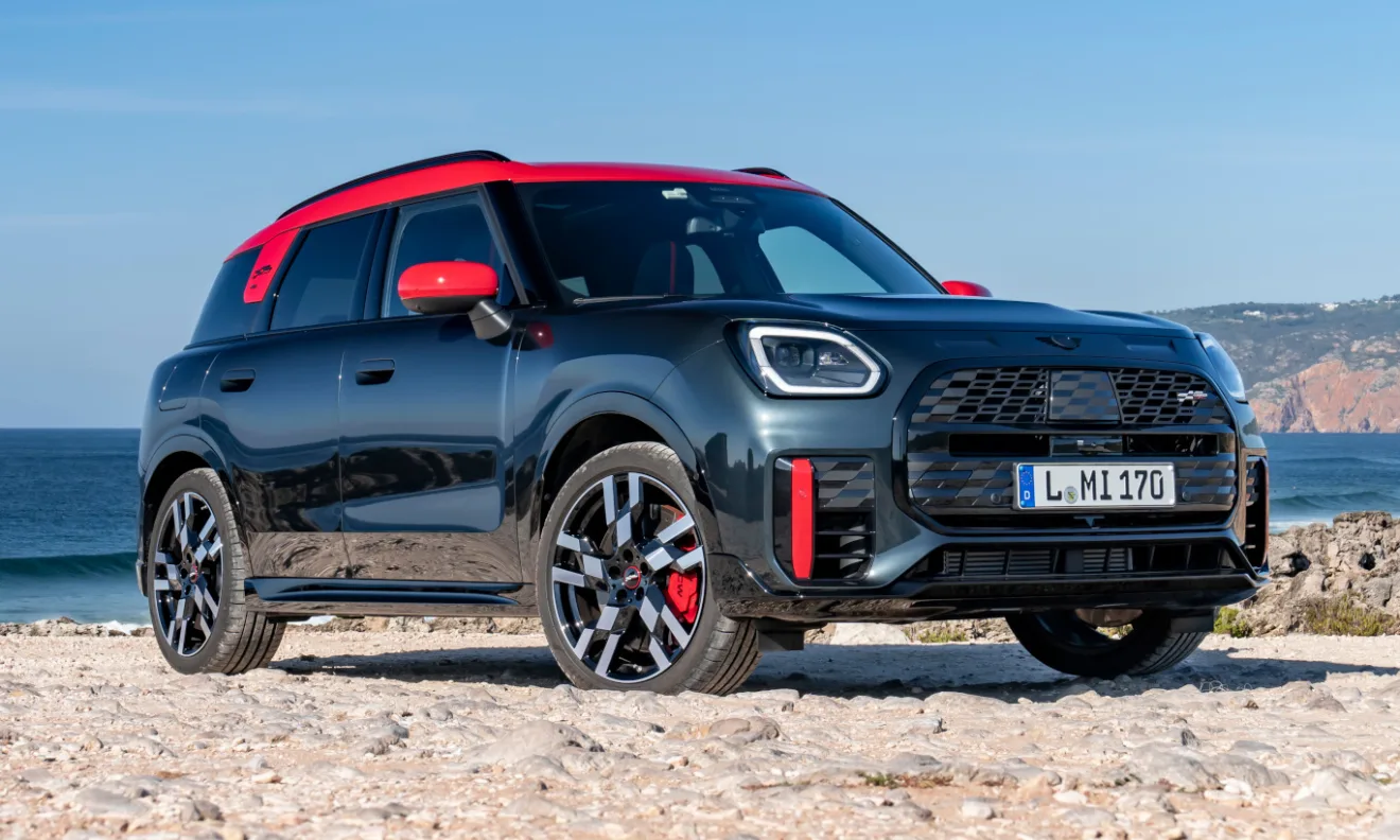 A Mini foi outra marca que sofreu um processo de mudança de identidade, com o modelo Countryman John Cooper Works verde e vermelho parado de frente na praia [Divulgação]