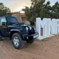 Jeep Wrangler encurtado em foto de frente no Marrocos na areia