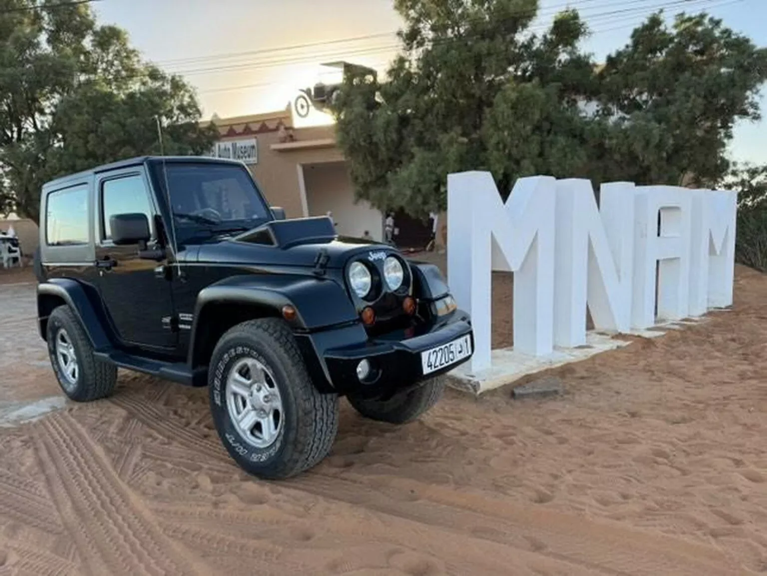 Jeep Wrangler encurtado em foto de frente no Marrocos na areia