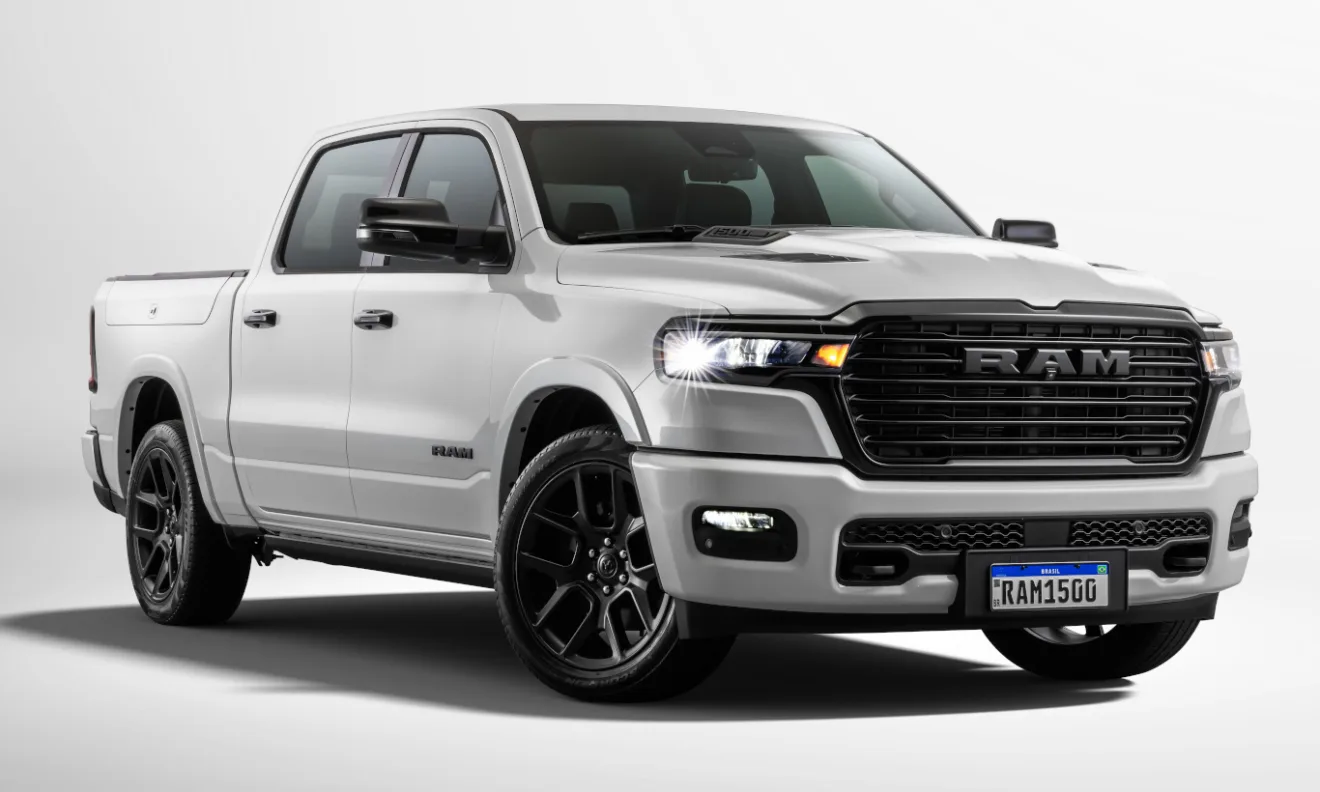 Ram 1500 Laramie Night Edition branca com grade frontal preta