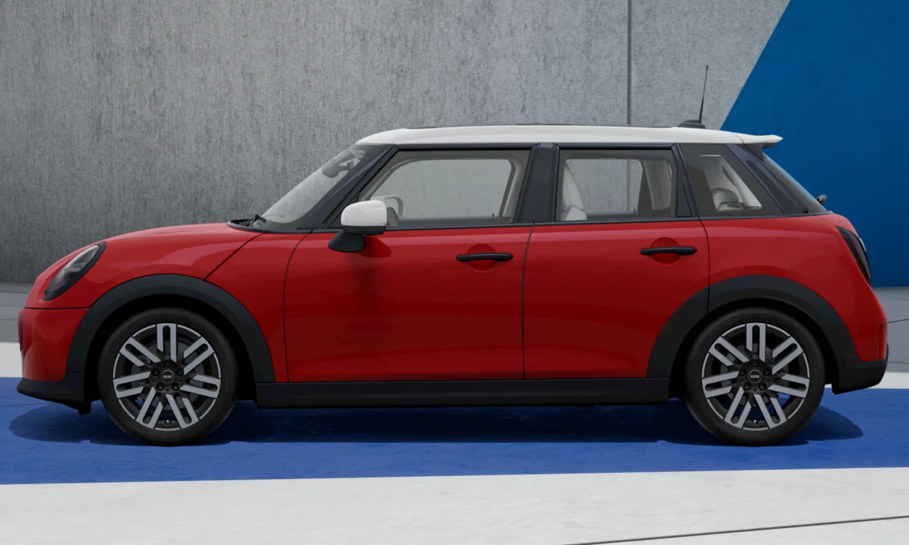 Lateral novo Mini Cooper S de cinco portas vermelho com teto branco e piso azulado